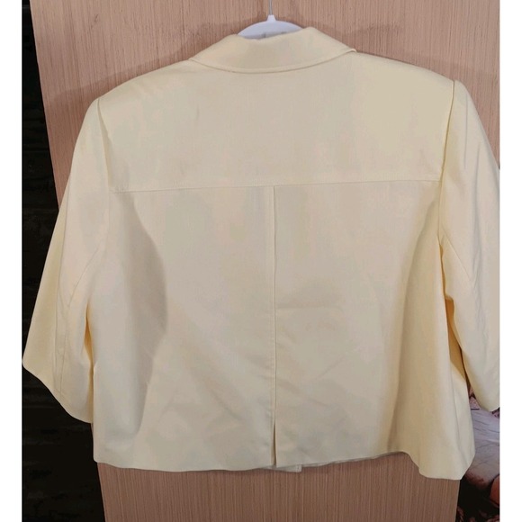 Dressbarn 16W Ladies Yellow Blazer Short Length Faux Front Pockets 2-Button - Picture 4 of 5